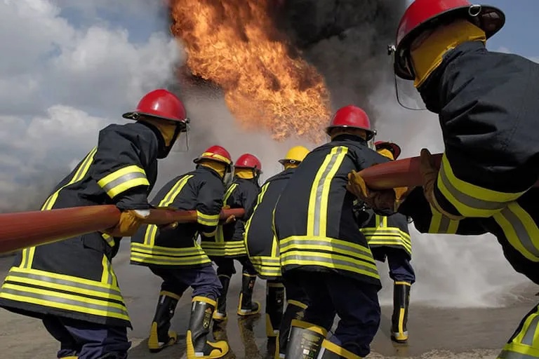 en-argentina-hay-alrededor-de-43000-bomberos-MP6LWVCQBZAKHAVRLXERBWODBE