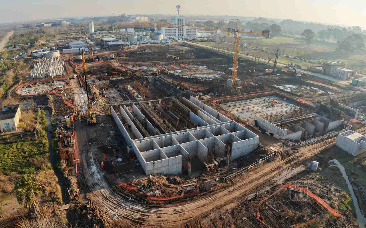 Kicillof-recorrio-la-obra-de-la-nueva-planta-potabilizadora-para-la-Region-Capital-02